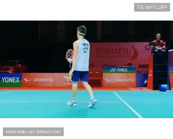 羽毛球高手表演背身接球惊呆全场 羽毛球高手表演背身接球惊呆全场