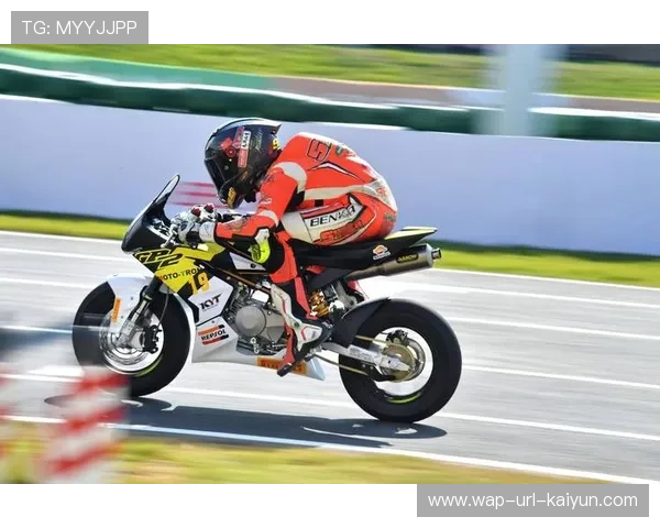 赛车手 250 码爆胎瞬间,奇迹生还 赛车手 250 码爆胎瞬间,奇迹生还