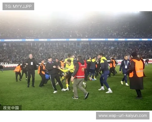 足球队训练中爆发冲突!两主力互殴 足球队训练中爆发冲突!两主力互殴