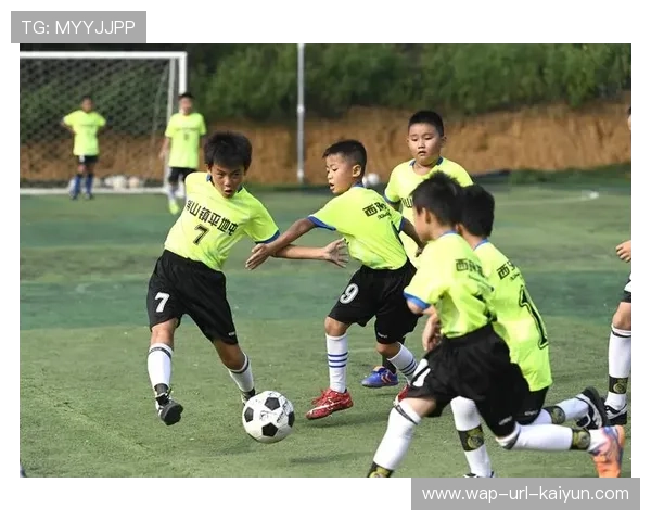 足球少年庆祝太久被判拖延:一场激情与规则的较量 足球少年庆祝太久被判拖延:一场激情与规则的较量