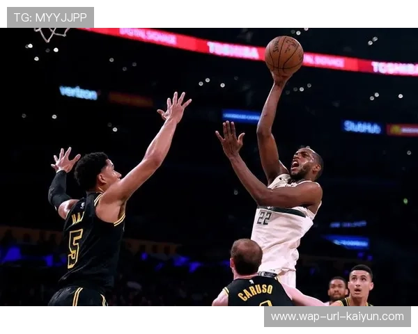 米德尔顿外线节奏自然顺手,密尔沃基后段追上分差 米德尔顿外线节奏自然顺手,密尔沃基后段追上分差